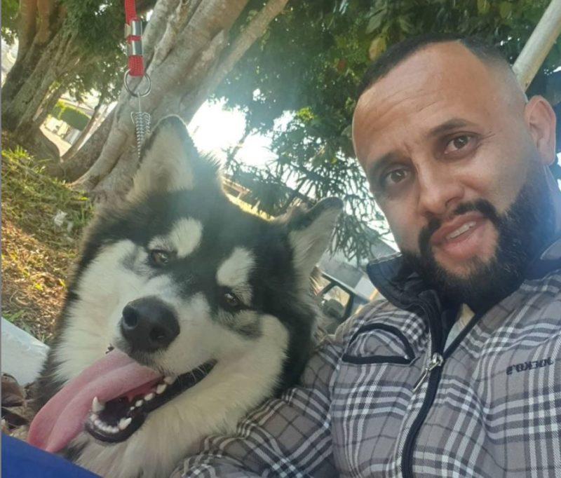 Homme au bon cœur: Le facteur prend des selfies avec les animaux de ses clients