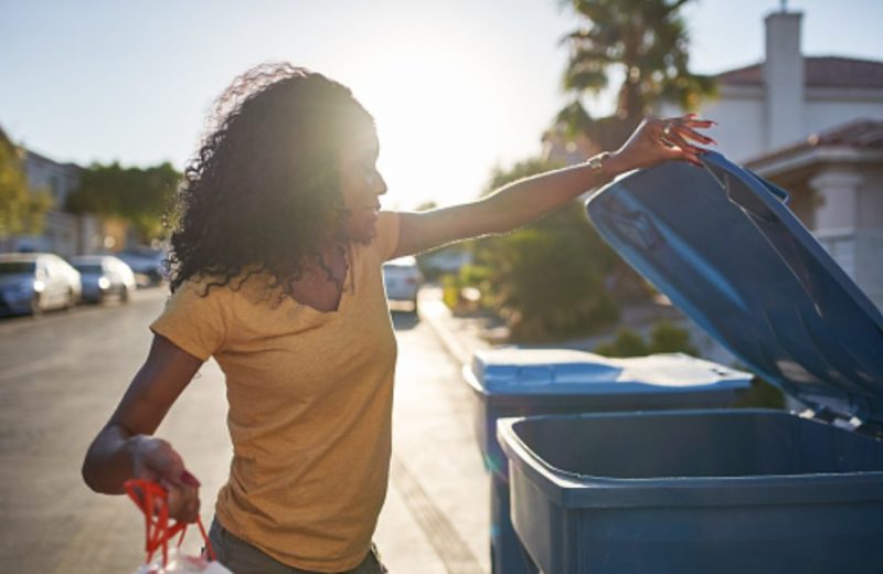 Lisa est sortie jeter les poubelles lorsqu'elle a vu le retraité Léo avec d'énormes sacs de nourriture la fille bavait et s'approcha