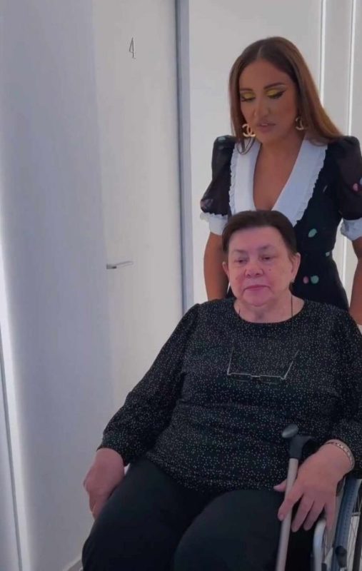 La transformation incroyable d'une femme handicapée par la maquilleuse celebre mérite notre attention spéciale