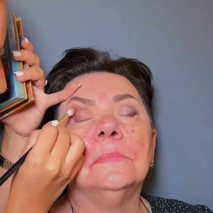 La transformation incroyable d'une femme handicapée par la maquilleuse celebre mérite notre attention spéciale