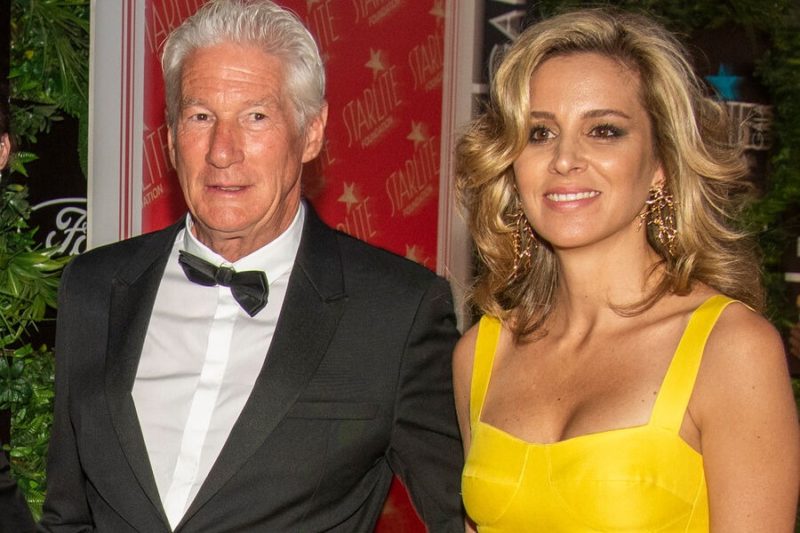«Comme une petite-fille pour lui»: Les photos de Richard Gere avec sa jeune épouse sont devenues une source de discussions
