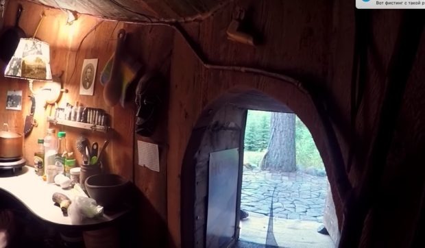 «Un paradis pour les introvertis» Tout le monde a ri de cet homme jusqu'à ce qu'il ouvre les portes de sa maison unique creusée