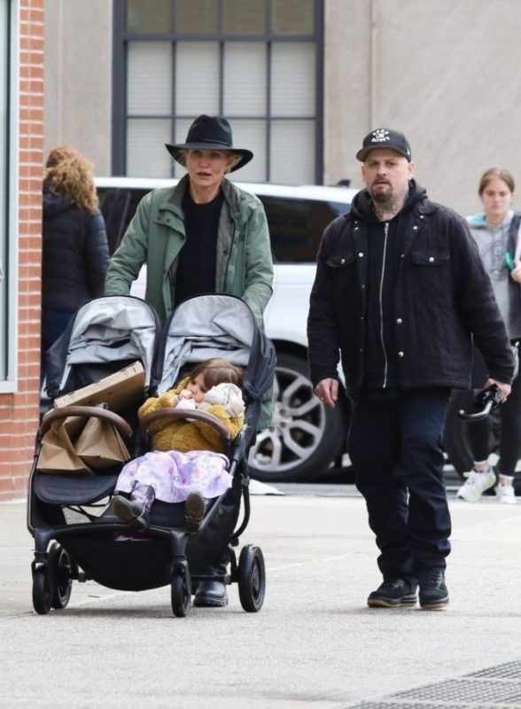 "Où est notre bombe?" La maternité et l'abandon de sa carrière d'actrice ont changé Cameron Diaz au-delà de toute reconnaissance