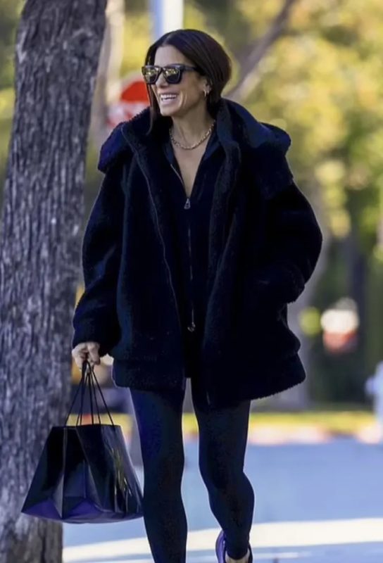 Sandra Bullock a été capturée par les paparazzi pour la première fois depuis la mort de son petit ami