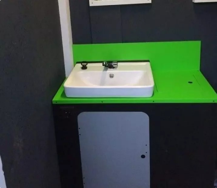 Un homme a transformé des toilettes publiques délabrées et a attiré l'attention de tout le monde avec les résultats finaux