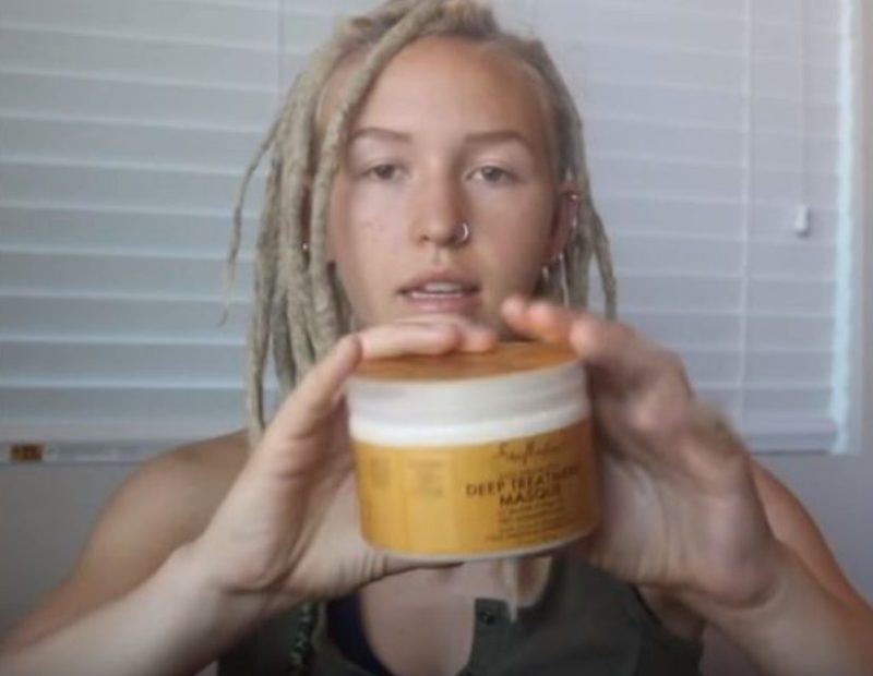 Une fille a démêlé ses locks pendant 5 jours, puis a montré à quoi ressemblent ses cheveux