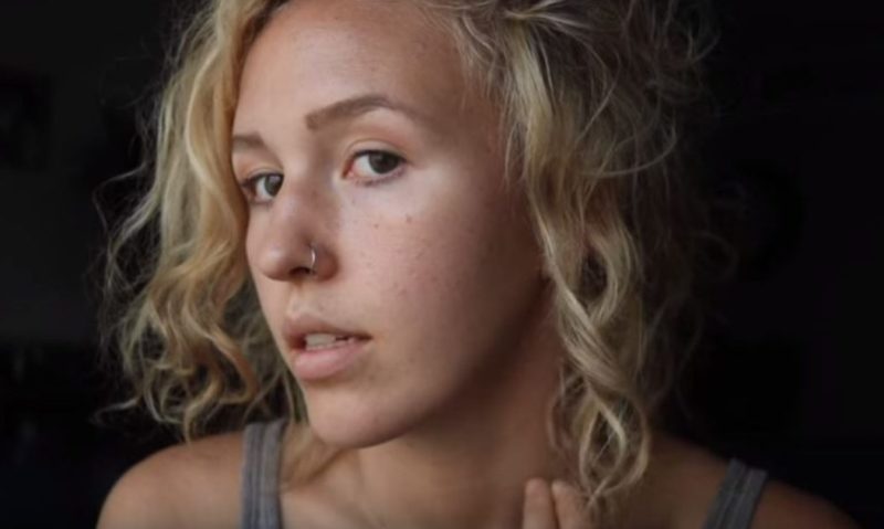 Une fille a démêlé ses locks pendant 5 jours, puis a montré à quoi ressemblent ses cheveux