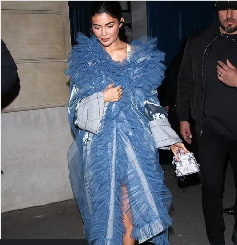 Kylie Jenner en vêtements en latex a fait sensation avant la Fashion Week de Paris : elle s'est beaucoup transformée