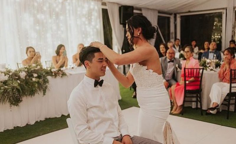 L'acte émotionnel du marié et de la mariée lors du mariage a choqué toutes les personnes présentes
