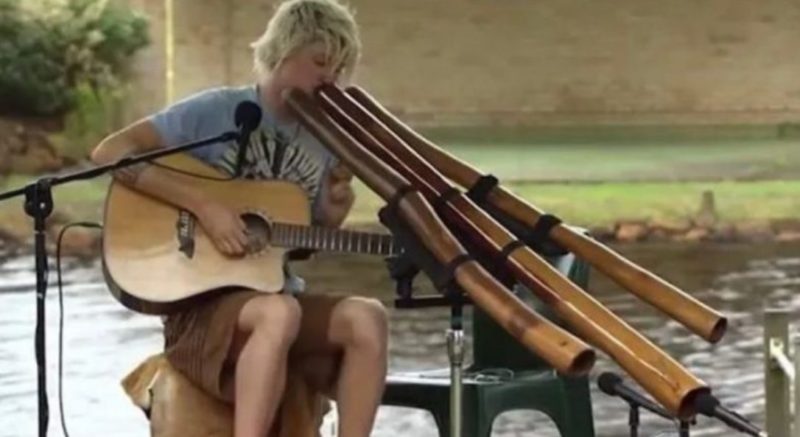 Ce guitariste éblouit le public avec un morceau original mettant en vedette un shaker digeridoo et une batterie.