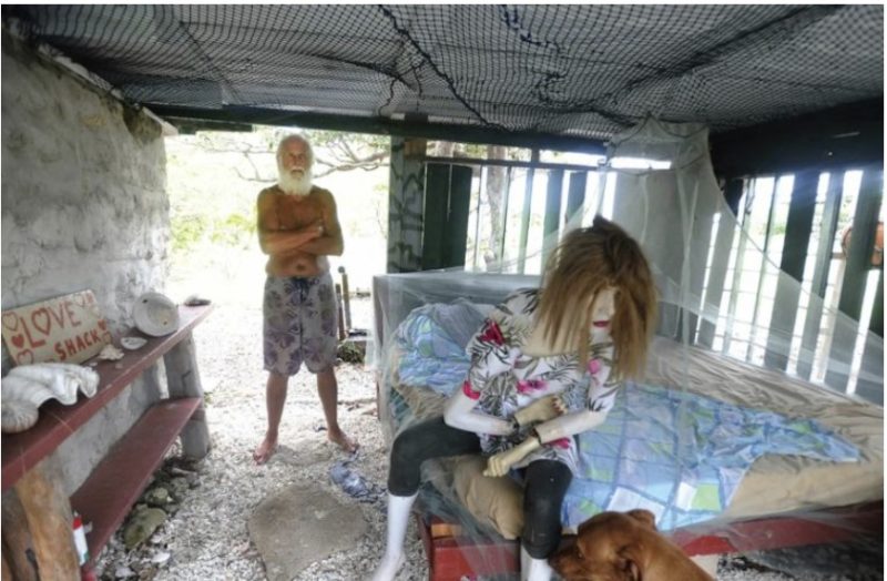 L'ancien millionnaire a tout quitté et est parti vivre sur une île déserte : les détails de sa vie à l'intérieur