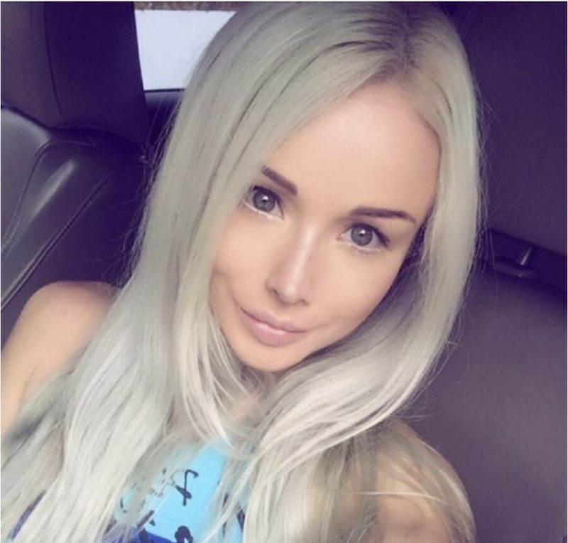 Elle a jeté son image de poupée Barbie vivante et voici son visage humain : à voir maintenant