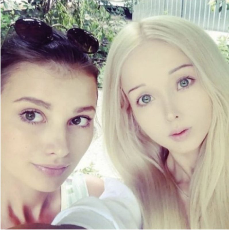 Elle a jeté son image de poupée Barbie vivante et voici son visage humain : à voir maintenant
