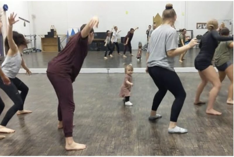 Une mignonne d'un an a décidé de montrer à ses élèves plus âgés comment danser correctement : une jolie histoire