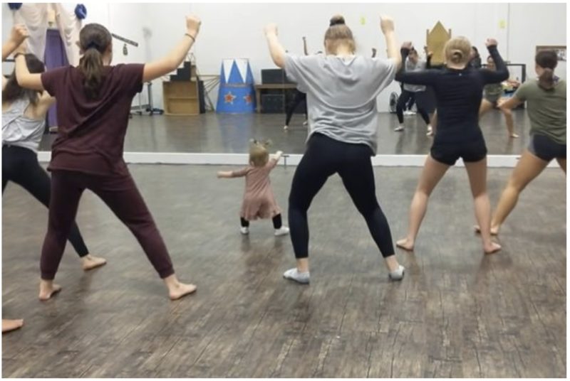 Une mignonne d'un an a décidé de montrer à ses élèves plus âgés comment danser correctement : une jolie histoire