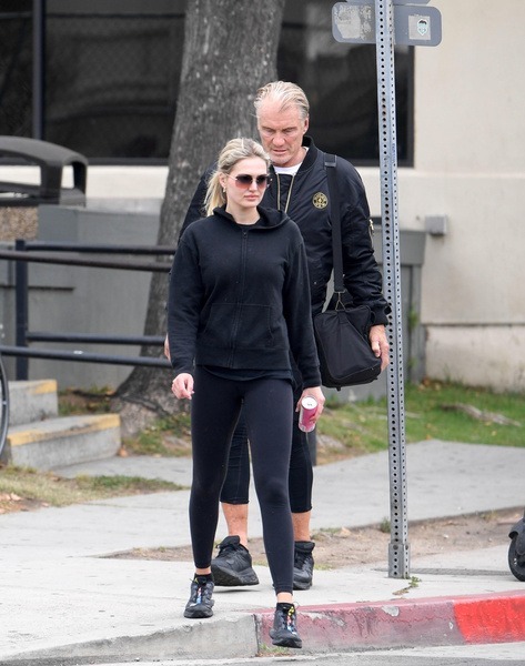 «Il a trouvé l'amour, elle a trouvé l'argent!» La dernière sortie de Dolph Lundgren avec sa jeune épouse fait la Une des journaux
