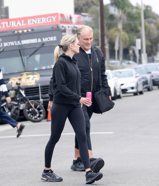 «Il a trouvé l'amour, elle a trouvé l'argent!» La dernière sortie de Dolph Lundgren avec sa jeune épouse fait la Une des journaux