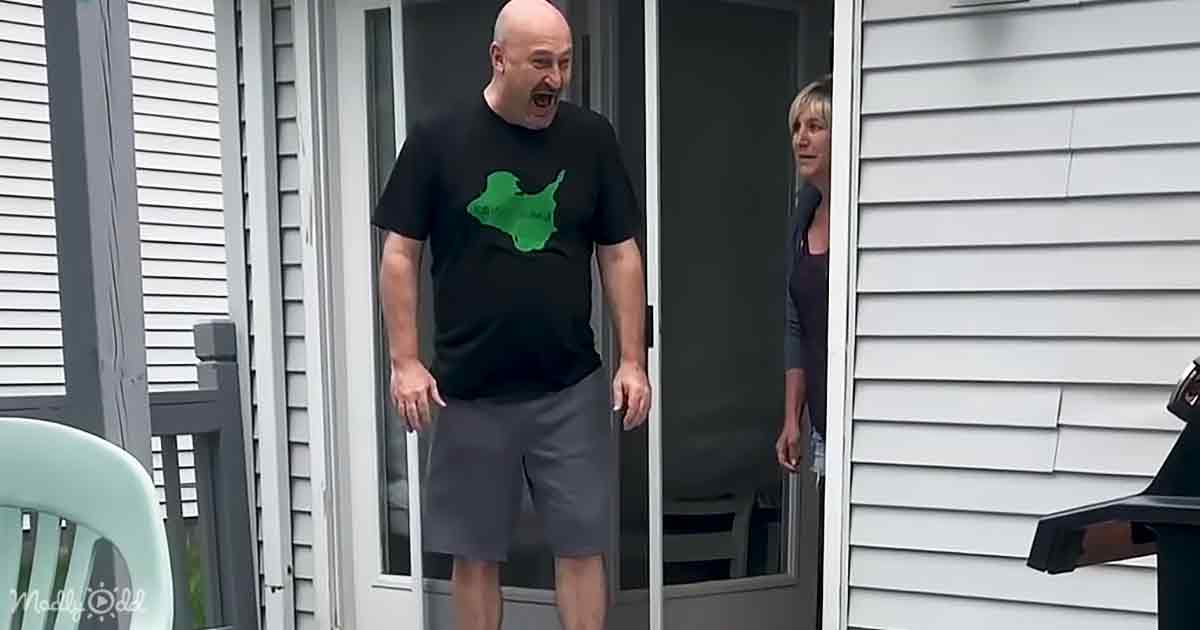 Un grand-père émotif tient enfin sa petite-fille dans ses bras après 10 mois d'attente