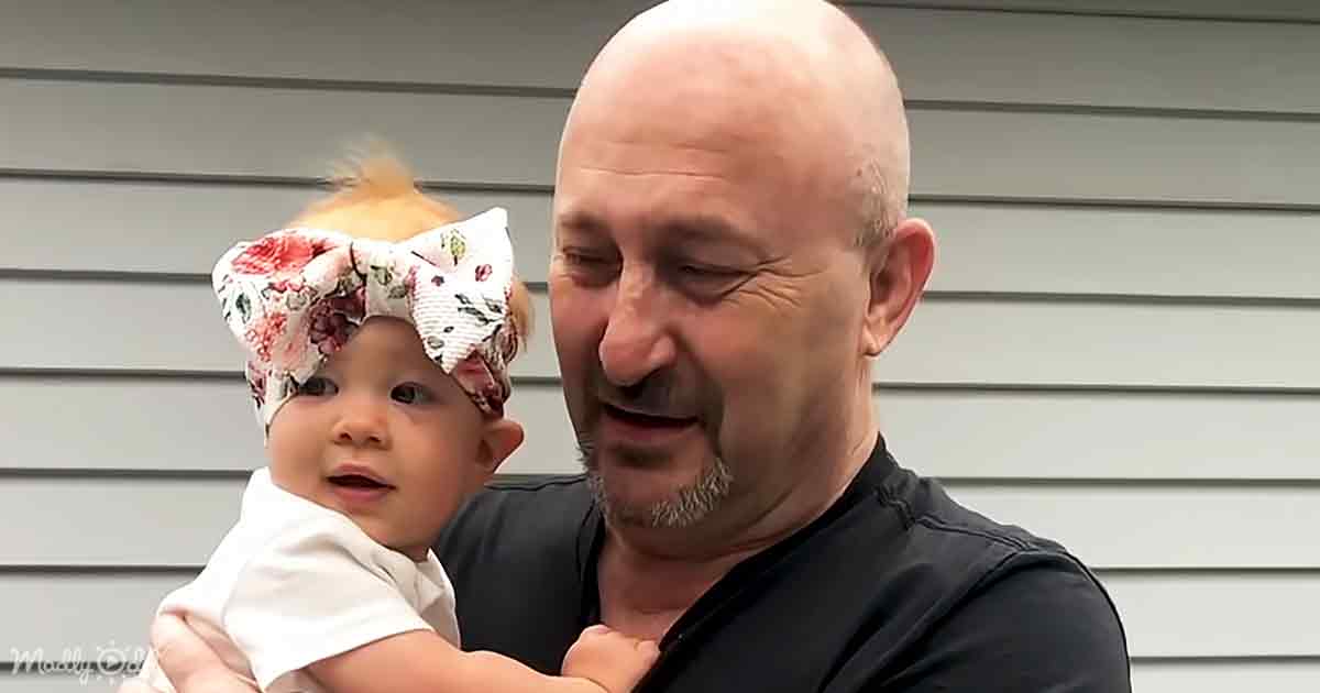 Un grand-père émotif tient enfin sa petite-fille dans ses bras après 10 mois d'attente