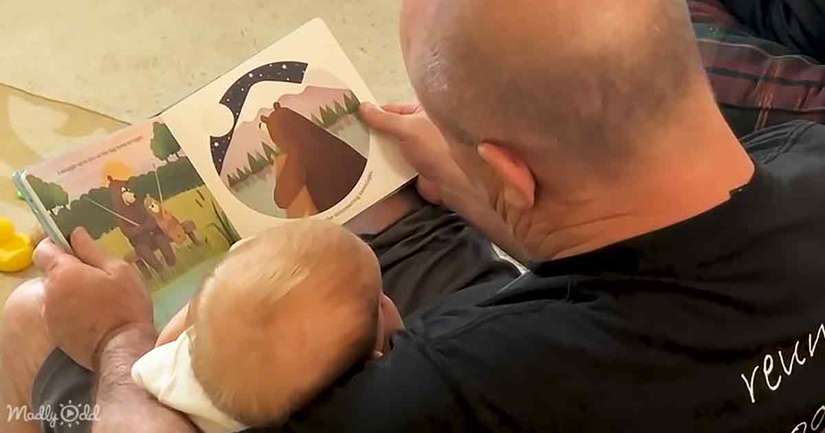 Un grand-père émotif tient enfin sa petite-fille dans ses bras après 10 mois d'attente