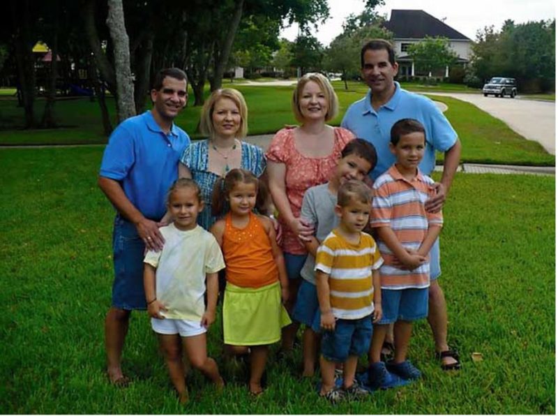 Des sœurs jumelles ont épousé des frères jumeaux qui ont elles-mêmes donné naissance à des jumeaux : découvrez les détails de leur famille improbable