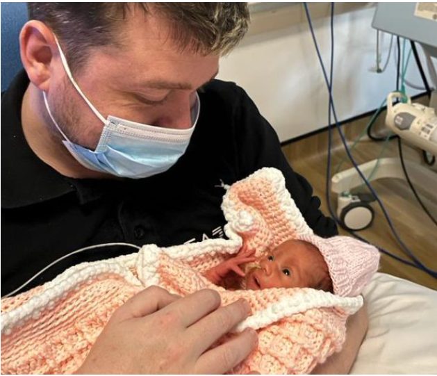 Une femme attend des triplés, mais finit par donner naissance également à un quatrième bébé : un véritable miracle