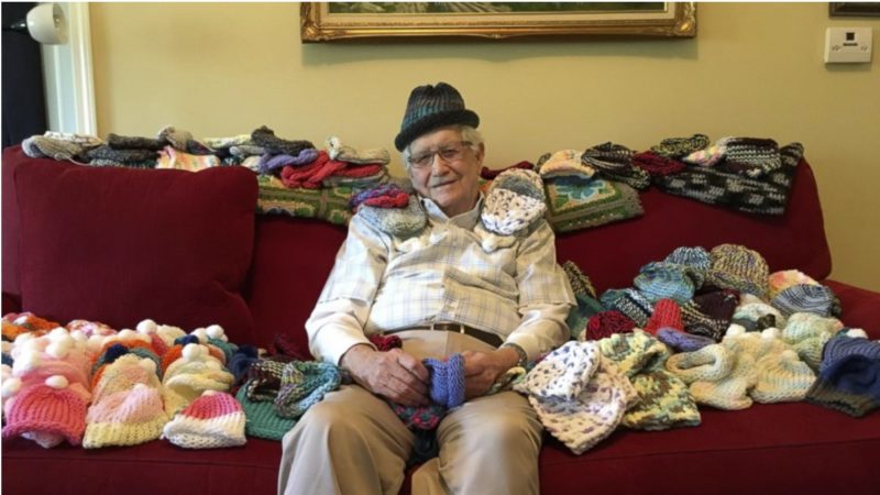 Un gentil grand-père de 86 ans offre des cadeaux aux nouveau-nés préparés de ses propres mains