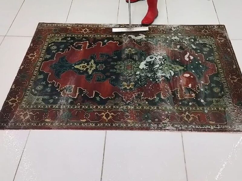 Un homme redonne vie à un vieux tapis persan après qu'il n'ait pas été nettoyé depuis un demi-siècle