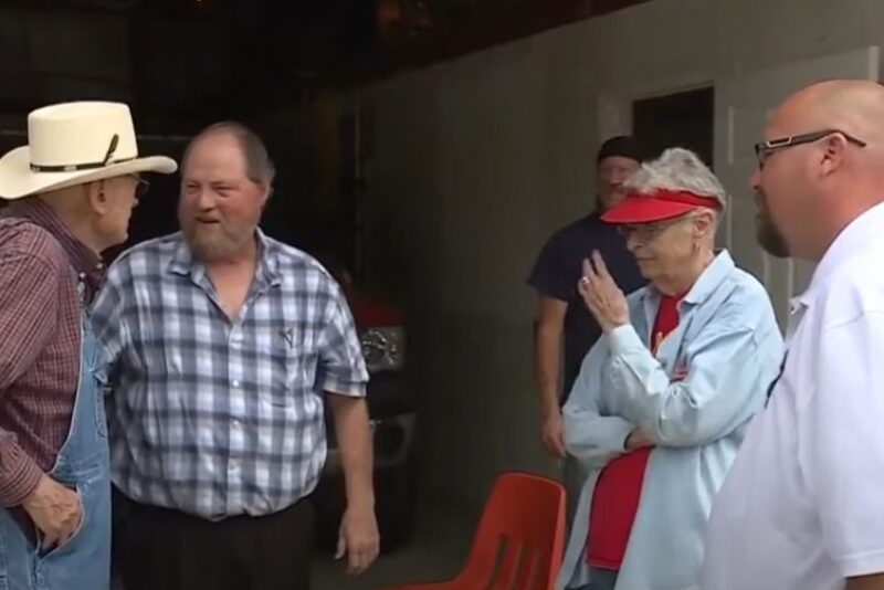 Un homme de 91 ans engagé envers sa communauté fait un don de 500 000 $ au service d'incendie de sa petite villeun-homme-de-91-ans-engage-envers-sa-communaute-fait-un-don-de-500-000-au-service-dincendie-de-sa-petite-ville