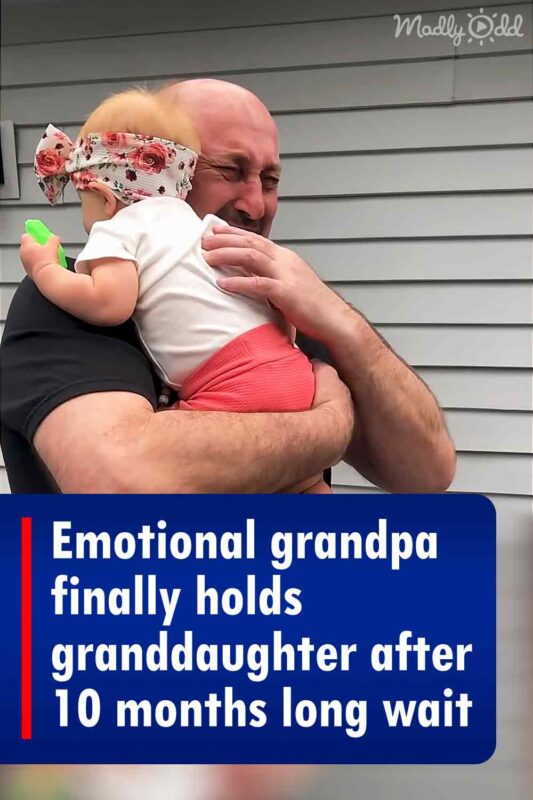 Un grand-père émotif tient enfin sa petite-fille dans ses bras après 10 mois d'attente