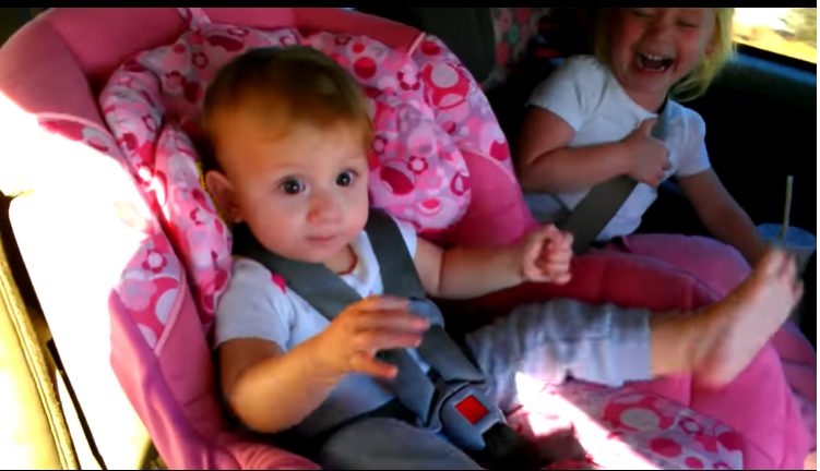 Observez la réaction de l'enfant lorsque les parents jouent sa chanson préférée pendant qu'il dort
