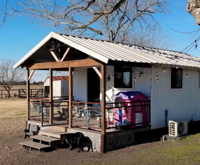 Une famille transforme un vieux hangar « délabré » en une magnifique petite maison pour seulement 16 000 $