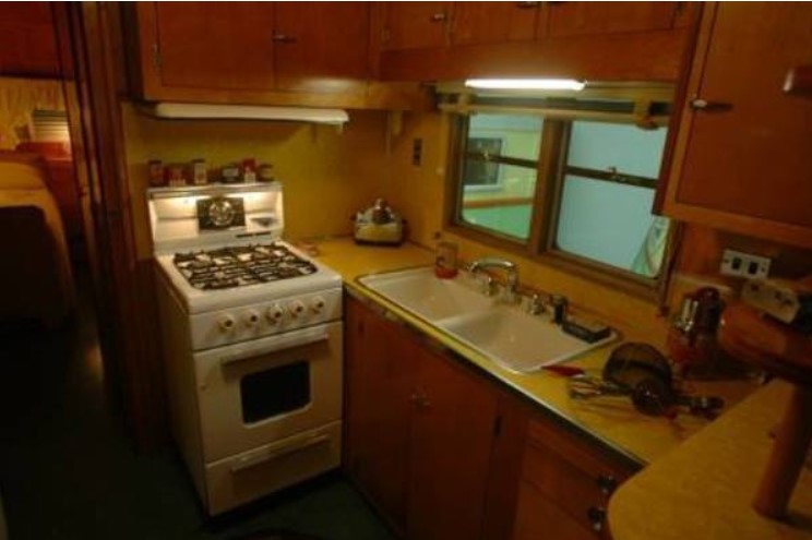 Il a découvert une caravane de 63 ans dans le garage de ses grands-parents