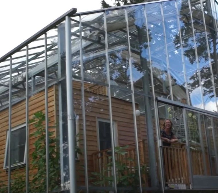 La famille construit une belle serre autour de la maison pour rester au chaud toute l'année