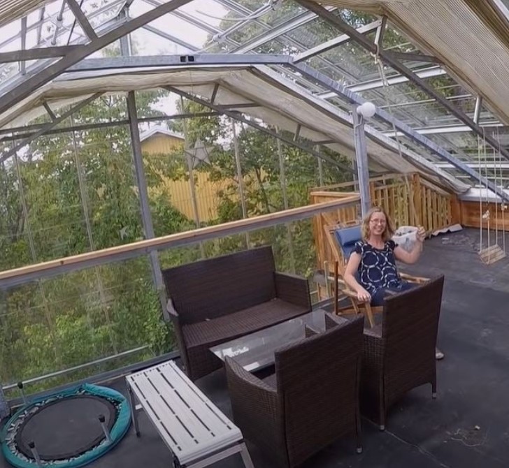 La famille construit une belle serre autour de la maison pour rester au chaud toute l'année