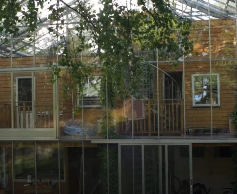 La famille construit une belle serre autour de la maison pour rester au chaud toute l'année