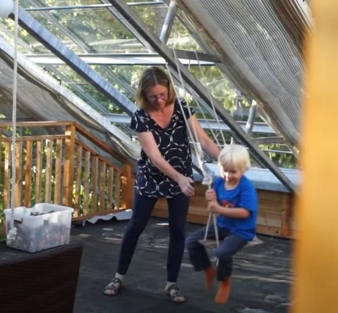La famille construit une belle serre autour de la maison pour rester au chaud toute l'année