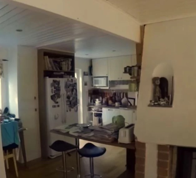 La famille construit une belle serre autour de la maison pour rester au chaud toute l'année