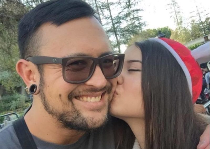 Après 16 ans, le père reçoit de sa fille adoptive un cadeau qui l'émeut infiniment