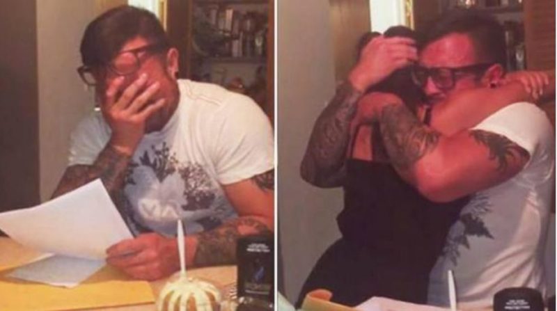 Après 16 ans, le père reçoit de sa fille adoptive un cadeau qui l'émeut infiniment