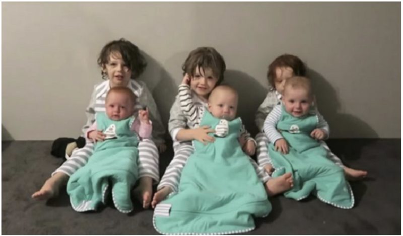 Maman est stupéfaite alors que super papa prépare six enfants à aller au lit seul