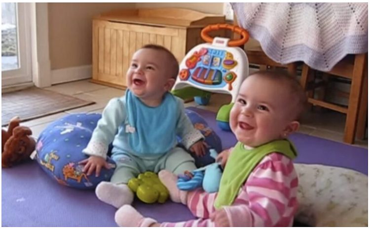 La réaction touchante des jumeaux au retour de papa va vous étonner : une merveille