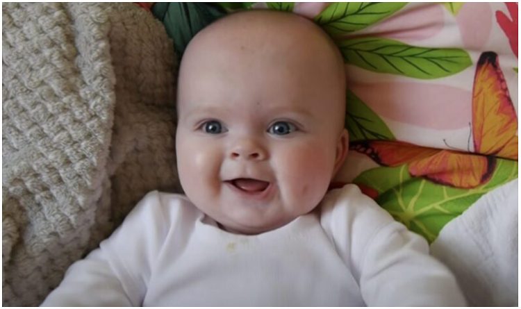 Le rire contagieux de bébé Isla et son lien ludique avec maman égayeront votre journée.
