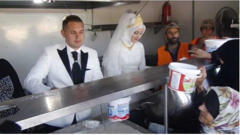 Au lieu de planifier la célébration du mariage, les mariés ont organisé quelque chose d'incroyable.