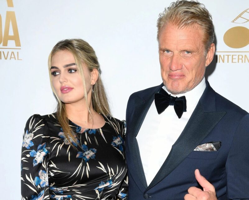 «Il a trouvé l'amour, elle a trouvé l'argent!» La dernière sortie de Dolph Lundgren avec sa jeune épouse fait la Une des journaux