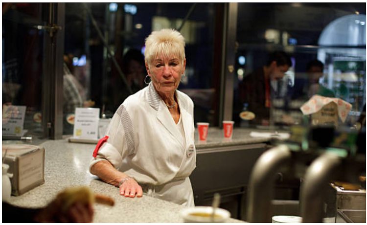 Quelques jours après avoir été expulsée du restaurant en raison de son âge et de ses vêtements, la femme plus âgée est de retour pour se venger