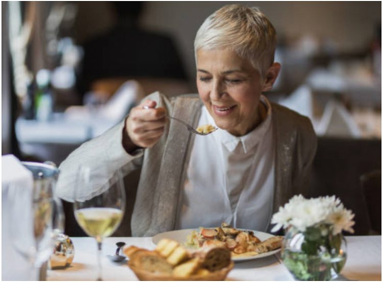 Quelques jours après avoir été expulsée du restaurant en raison de son âge et de ses vêtements, la femme plus âgée est de retour pour se venger