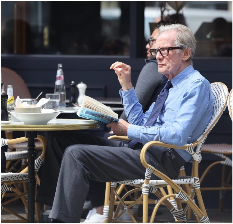 À 73 ans, Bill Nighy fait la lumière sur sa santé après que des fans attentifs ont remarqué un détail de ses mains sur la photo