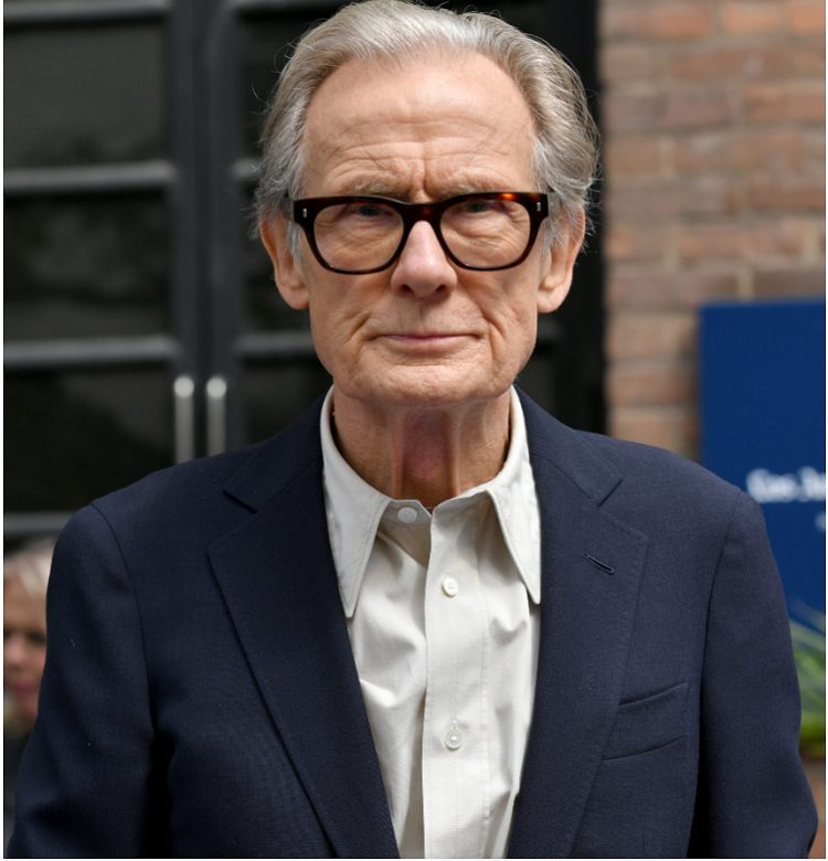 À 73 ans, Bill Nighy fait la lumière sur sa santé après que des fans attentifs ont remarqué un détail de ses mains sur la photo