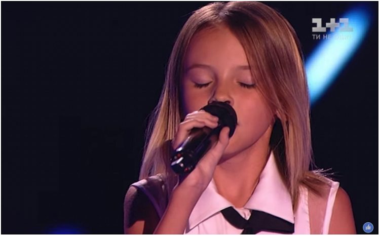 Après avoir entendu la voix de la jeune fille pour la première fois, le jury a immédiatement tourné ses chaises